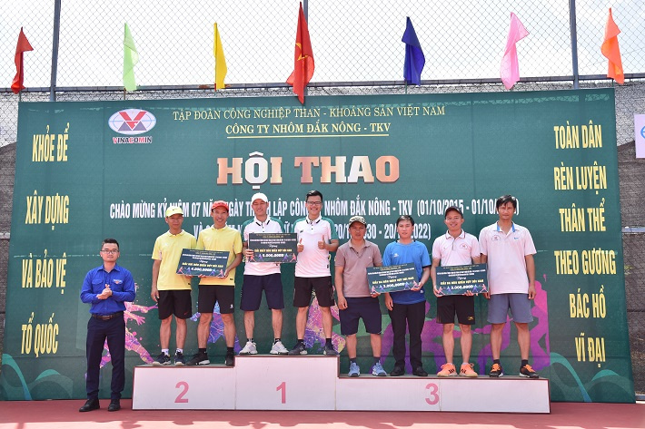  Trao giải cho các vận động viên giành thành tích cao trong hội thao
