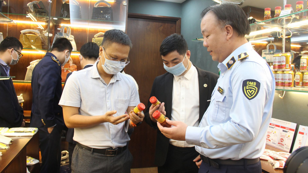 Phòng trưng bày hàng thật hàng giả