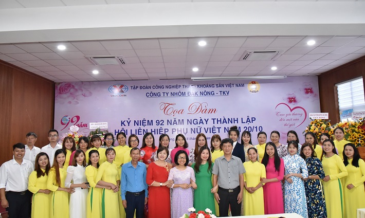 Nữ CBCNV Công ty Nhôm Đắk Nông - TKV và các đại biểu chụp hình lưu niệm tại buổi tọa đàm