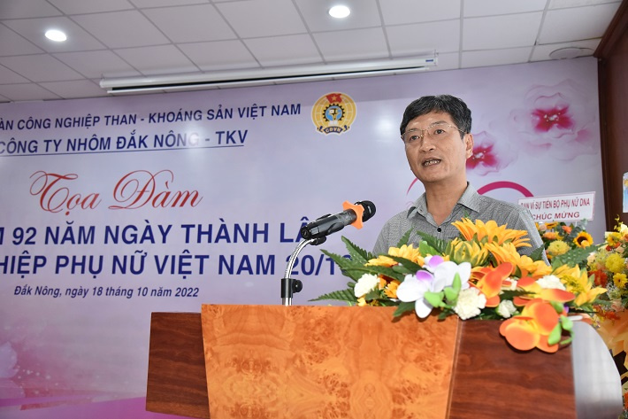 Đồng chí Trần Tiến Dũng - Phó giám đốc, trưởng ban vì sự tiến bộ phụ nữ Công ty phát biểu tại buổi tọa đàm