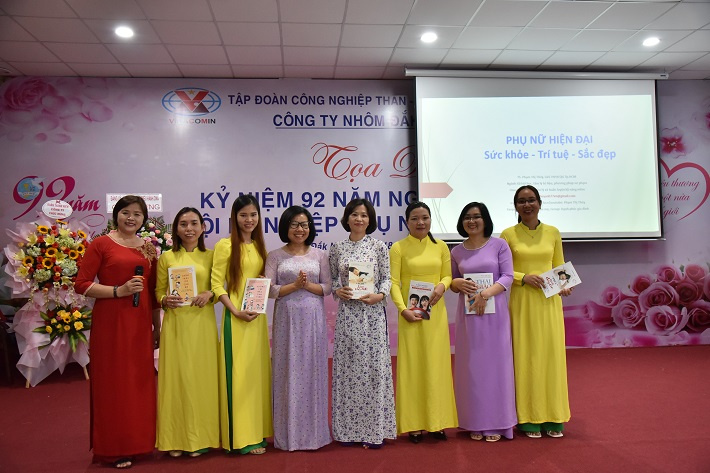 Tiến sỹ Phạm Thị Thúy - Giảng viên, chuyên viên tham vấn tâm lý - Học viện Hành chính quốc gia, phân viện Thành phố Hồ Chí Minh chia sẻ, giao lưu, thảo luận tại buổi Tọa đàm