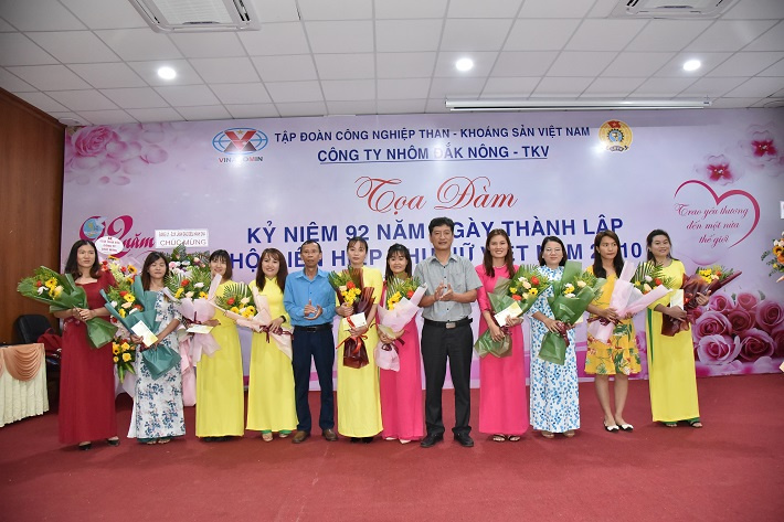 Khen thưởng cho các nữ CBCNV tiêu biểu xuất sắc 9 tháng đầu năm 2022