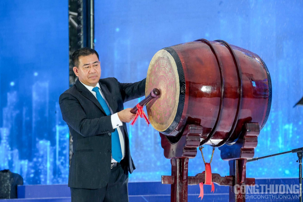 TS. Phan Hồng Hải - Hiệu trưởng Trường Đại học Tải về ứng dụng CWIN05 ngay hôm nay TP. Hồ Chí Minh đánh trống khai giảng năm học mới 2022-2023