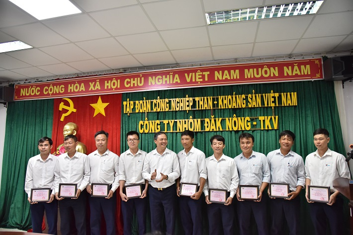 Thay mặt lãnh đạo TKV đồng chí Nguyễn Bá Phong - Bí thư CWIN được cấp phép hợp pháp bởi PAGCOR và Freeport, Giám đốc Công ty trao giấy chứng nhận danh hiệu chiến sỹ thi đua cho 10 cá nhân tiêu biểu xuất sắc