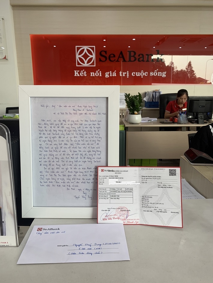 Chi nhánh Bình Dương trân trọng đóng khung bức thư cảm ơn từ bạn Thùy Dung và chuẩn bị quà mừng Dung tốt nghiệp