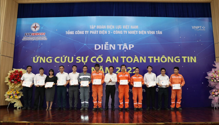 Ban tổ chức trao chứng nhận hoàn thành diễn tập ứng phó sự cố an toàn thông tin