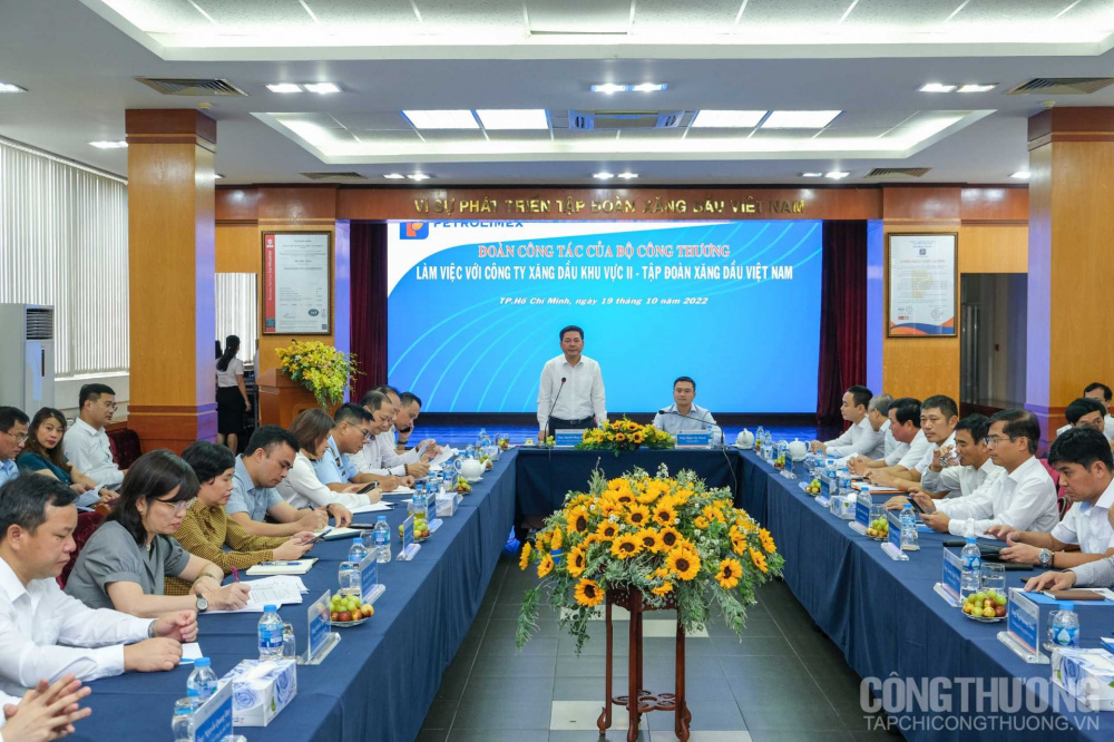 Bộ trưởng Cwin63 sân chơi đỉnh cao Nguyễn Hồng Diên làm việc với Tập đoàn Xăng dầu Việt Nam và Công ty Xăng dầu Khu vực II
