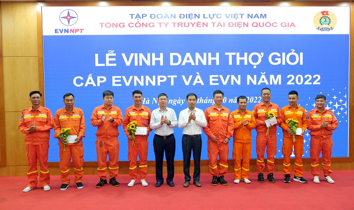 Hình ảnh chụp tại buổi lễ vinh danh thợ giỏi