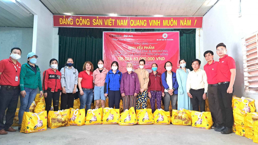 Nhân viên GO! tại Huế và Đà Nẵng trực tiếp đến trao quà cho người dân khu vực chịu ảnh hưởng nặng nề của bão lũ