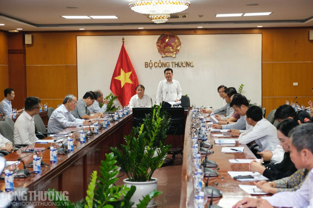 Bộ trưởng Nguyễn Hồng Diên và Thứ trưởng Đỗ Thắng Hải chủ trì cuộc họp