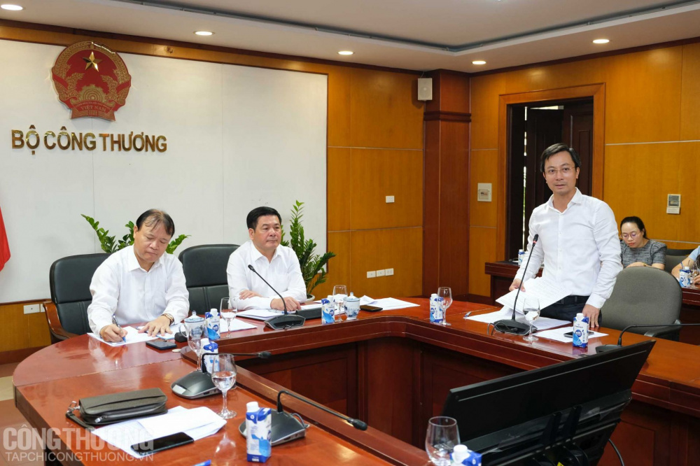 Ông Trần Duy Đông - Vụ trưởng Vụ Thị trường trong nước báo cáo về tình hình thực hiện tổng nguồn và hạn mức Cwin com sòng bạc trực tuyến Cwin555 thể thao, casino live, bắn cá và slot nổ hũ tối thiểu 9 tháng đầu năm