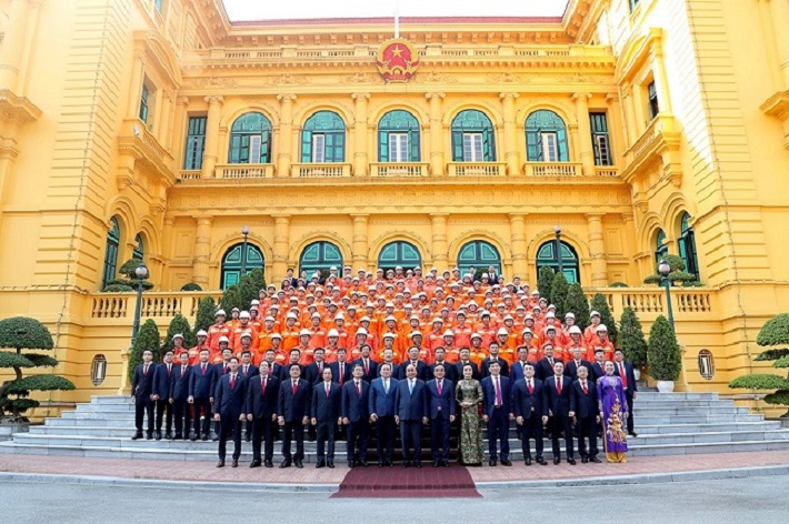 Chủ tịch nước Nguyễn Xuân Phúc và đoàn đại biểu cán bộ, thợ giỏi cấp EVN năm 2022 chụp ảnh lưu niệm tại Phủ Chủ tịch