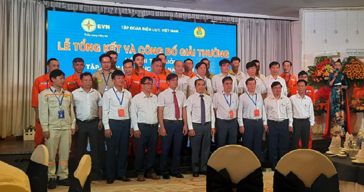 Lãnh đạo EVN và Tổng Công ty Phát điện 3 chụp ảnh lưu niệm tại Hội thi Thợ giỏi EVN 2022