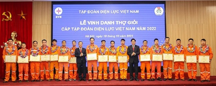 Các Thợ giỏi thuộc EVNGENCO3 nhận bằng khen từ lãnh đạo EVN tại Lễ vinh danh