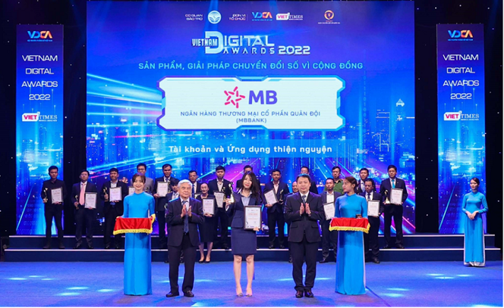 Bà Nguyễn Thùy Linh - Phó Giám đốc khối Cwin4555 link đăng ký đăng nhập số đại diện ngân hàng nhận giải thưởng cho hạng mục ‘Sản phẩm, giải pháp chuyển đổi số vì cộng đồng’