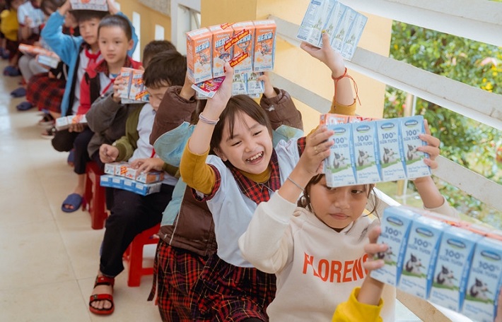 Các em học sinh tại Huế vui mừng khi nhận sữa Vinamilk từ đoàn hỗ trợ. Ảnh: Vinamilk
