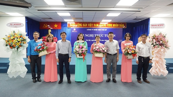 BCH Công đoàn Công ty trao tặng hoa đến các tổ nữ công của Công ty