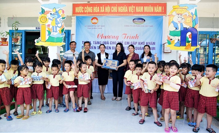 Đại diện Vinamilk trao các phần quà dinh dưỡng, san sẻ với khó khăn của người dân vùng lũ. Ảnh: Vinamilk