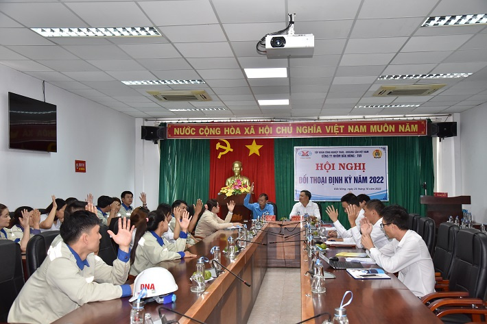 Các thành viên tham dự đối thoại định kỳ bầu tổ thư ký hội nghị