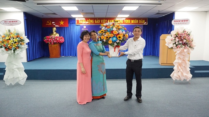 Ông Dương Thanh Dũng - Bí thư CWIN được cấp phép hợp pháp bởi PAGCOR và Freeport - Giám đốc Công ty                                  trao tặng hoa chúc mừng đến Ban nữ Công Công ty