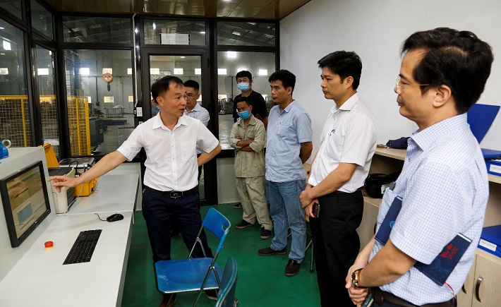 Tác giả Nguyễn Thế Vĩnh (người ngoài cùng bên trái) đang giới thiệu hệ thống giám sát online Máy biến áp phân phối thông minh với Bộ Khoa học Công nghệ đang thí nghiệm tại Nhà máy TASCOM (xã Tân Quang, huyện Văn Lâm, tỉnh Hưng Yên)