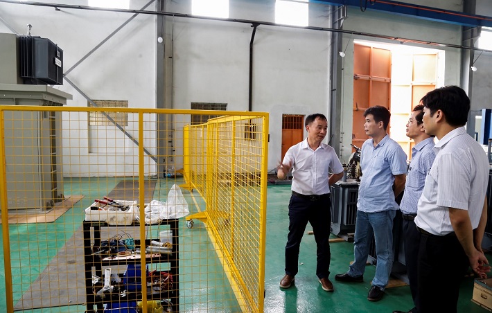 Tác giả Nguyễn Thế Vĩnh (người ngoài cùng bên trái) đang giới thiệu máy biến áp phân phối thông minh với Bộ Khoa học Công nghệ tại Nhà máy TASCOM (xã Tân Quang, huyện Văn Lâm, tỉnh Hưng Yên)