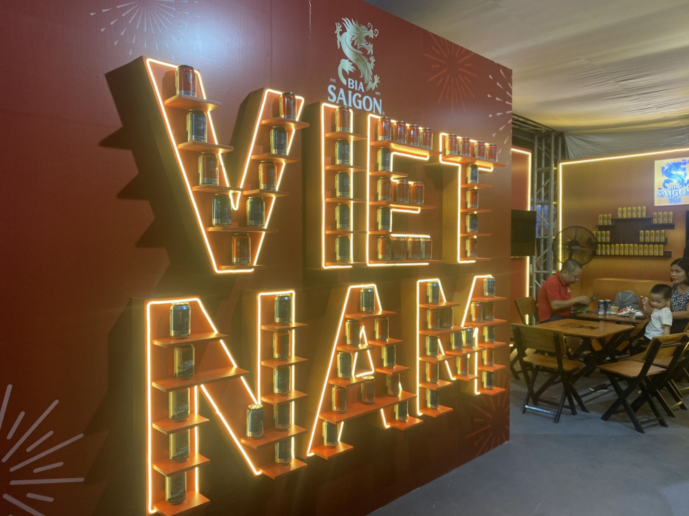 Du khách Thủ đô thích thú check in mô hình chữ “VIỆT NAM” xếp bằng bia lon của Sabeco