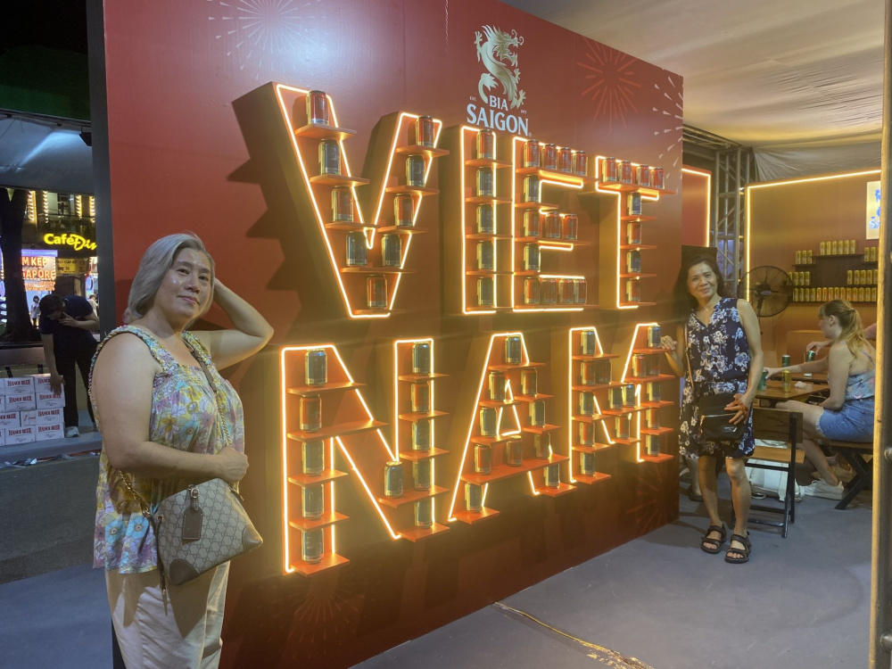 Du khách Thủ đô thích thú check in mô hình chữ “VIỆT NAM” xếp bằng bia lon của Sabeco