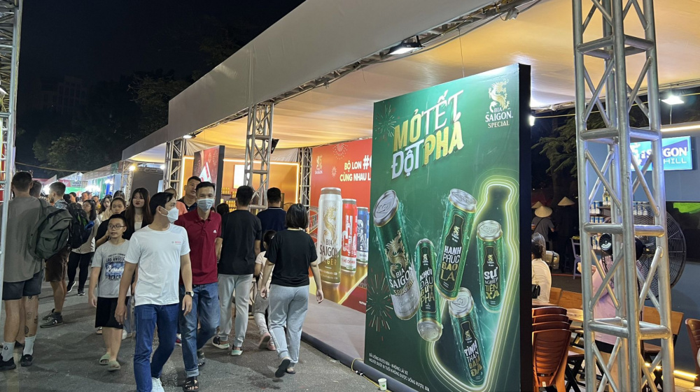 Du khách Thủ đô thích thú check in mô hình chữ “VIỆT NAM” xếp bằng bia lon của Sabeco