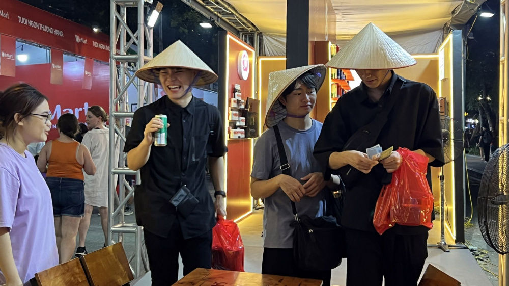 Du khách Thủ đô thích thú check in mô hình chữ “VIỆT NAM” xếp bằng bia lon của Sabeco