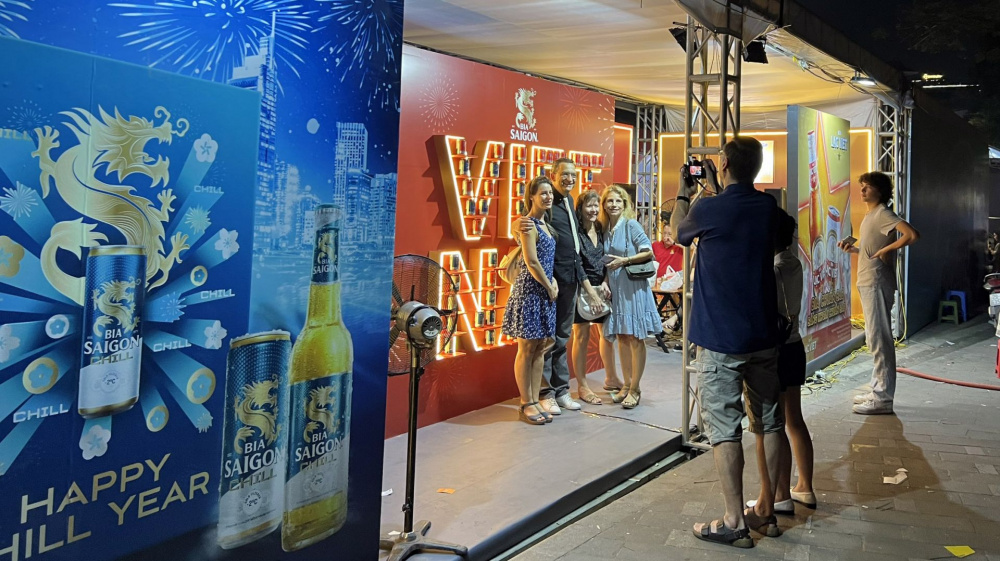 Du khách Thủ đô thích thú check in mô hình chữ “VIỆT NAM” xếp bằng bia lon của Sabeco