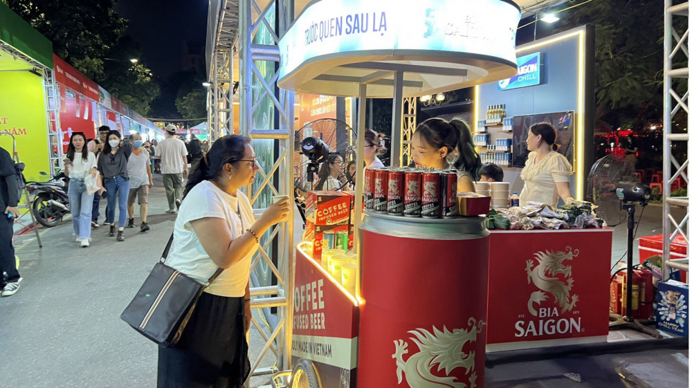 Du khách Thủ đô thích thú check in mô hình chữ “VIỆT NAM” xếp bằng bia lon của Sabeco