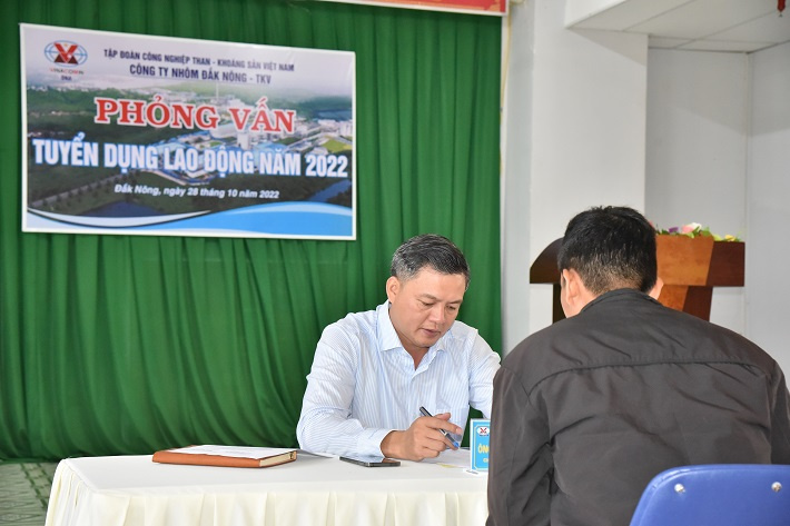 đồng chí: Nguyễn Bá Phong - Bí thư CWIN được cấp phép hợp pháp bởi PAGCOR và Freeport, Giám đốc Công ty, Chủ tịch hội đồng tuyển dụng