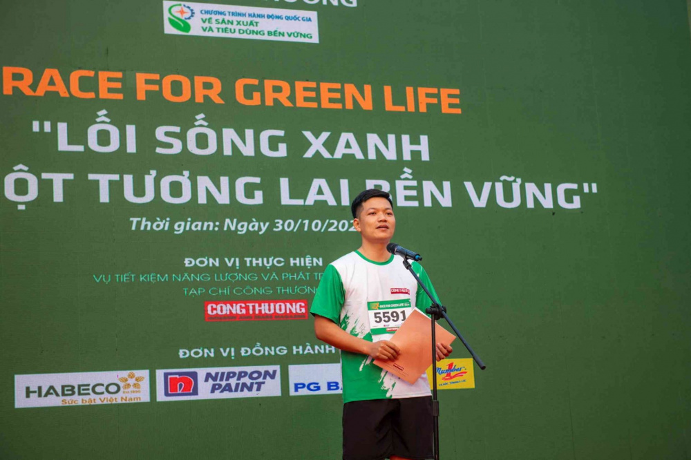 Ông Lê Công Linh - Bí thư Đoàn Thanh niên, Giám đốc Quản lý kinh doanh, Khối Dịch vụ ngân hàng bán lẻ, Cwin4555 link đăng ký đăng nhập Thương mại Cổ phần Xăng dầu Petrolimex (PG Bank) thay mặt các vận động viên chia sẻ cảm nghĩ
