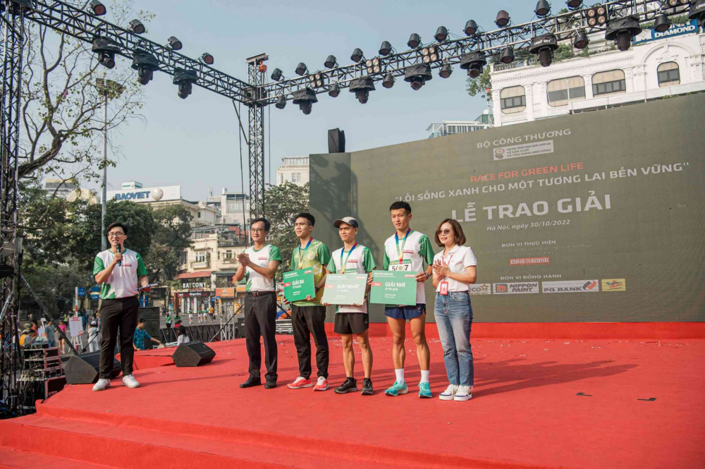Trao giải cho các vận động viên nam có thành tích xuất sắc nhất Giải chạy