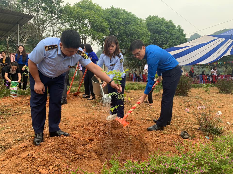 Khánh thành công trình thanh niên “Thắp sáng đường quê” tại xã Dân Chủ