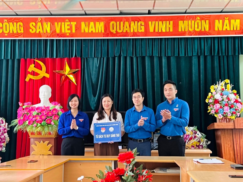 Khánh thành công trình thanh niên “Thắp sáng đường quê” tại xã Dân Chủ