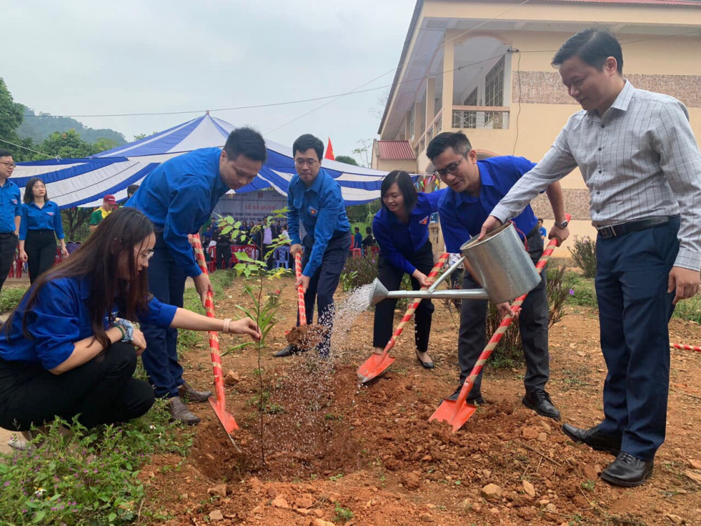 Khánh thành công trình thanh niên “Thắp sáng đường quê” tại xã Dân Chủ