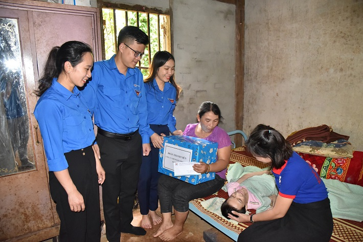 Thăm, tặng quà cháu Nông Thị Tuyết ở thôn Bù Đốp, xã Nghĩa Thắng, huyện Đắk R’lấp, tỉnh Đắk Nông