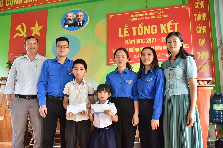 Tặng các suất bảo hiểm học đường cho các cháu có hoàn cảnh khó khăn tại trường THCS Lê Văn Tám xã Nghĩa Thắng, huyện Đắk R’lấp, tỉnh Đắk Nông