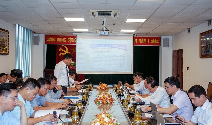 Ông Dương Sơn Bá - TGĐ Công ty báo cáo tại buổi làm việc