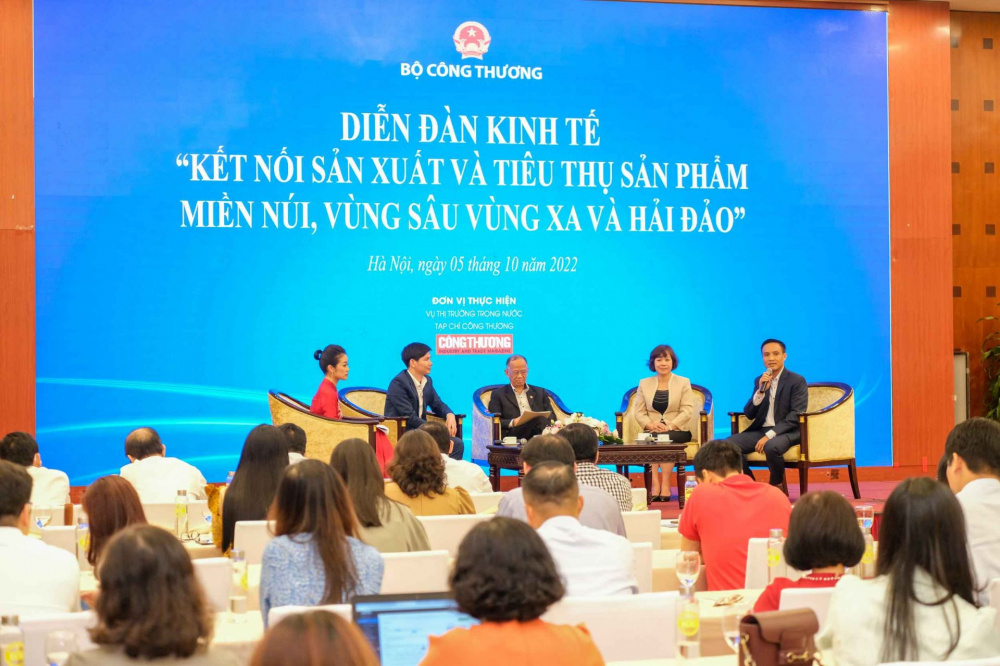 Đại diện Central Retail chia sẻ tại Diễn đàn Cwin.com giải trí hiện đại “Kết nối Nền tảng hàng đầu cung cấp Cwin com và tiêu thụ sản phẩm thương mại miền núi, vùng sâu, vùng xa và hải đảo” do Cwin63 sân chơi đỉnh cao tổ chức