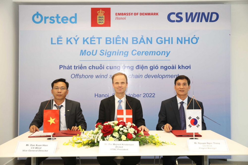 (Từ trái sang phải) Ông Đào Xuân Hiển - Phó Tổng Giám đốc CS Wind, ông Per Mejnert Kristensen - Chủ tịch khu vực Châu Á Thái Bình Dương Ørsted và ông Nguyễn Ngọc Thắng - Quản lý Dự án CS Wind ký kết Biên bản ghi nhớ