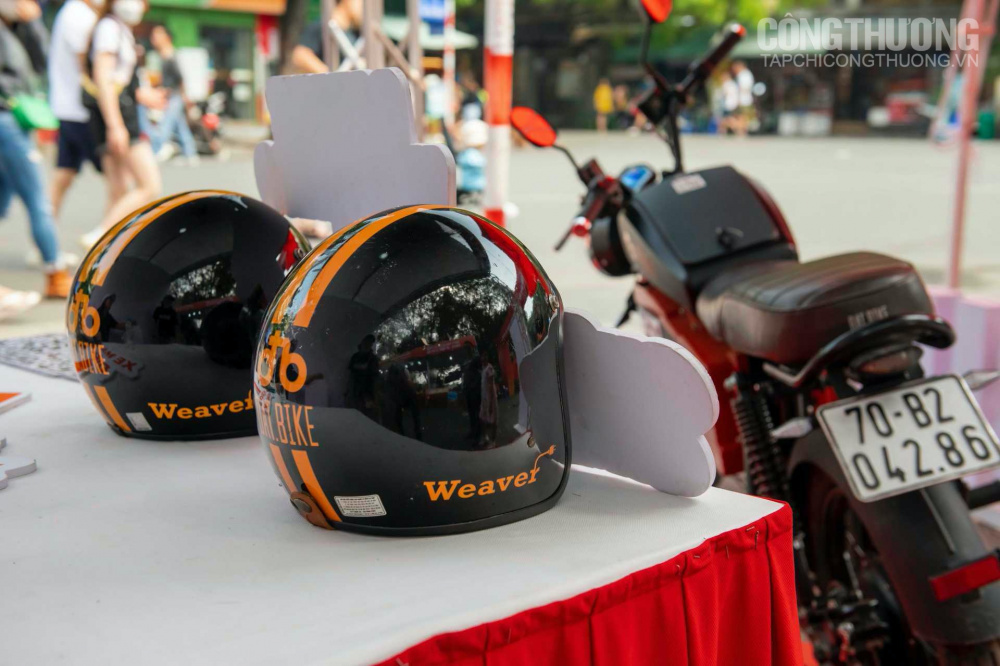 Khách hàng có cơ hội lái thử xe Dat Bike tại khu vực gần sự kiện