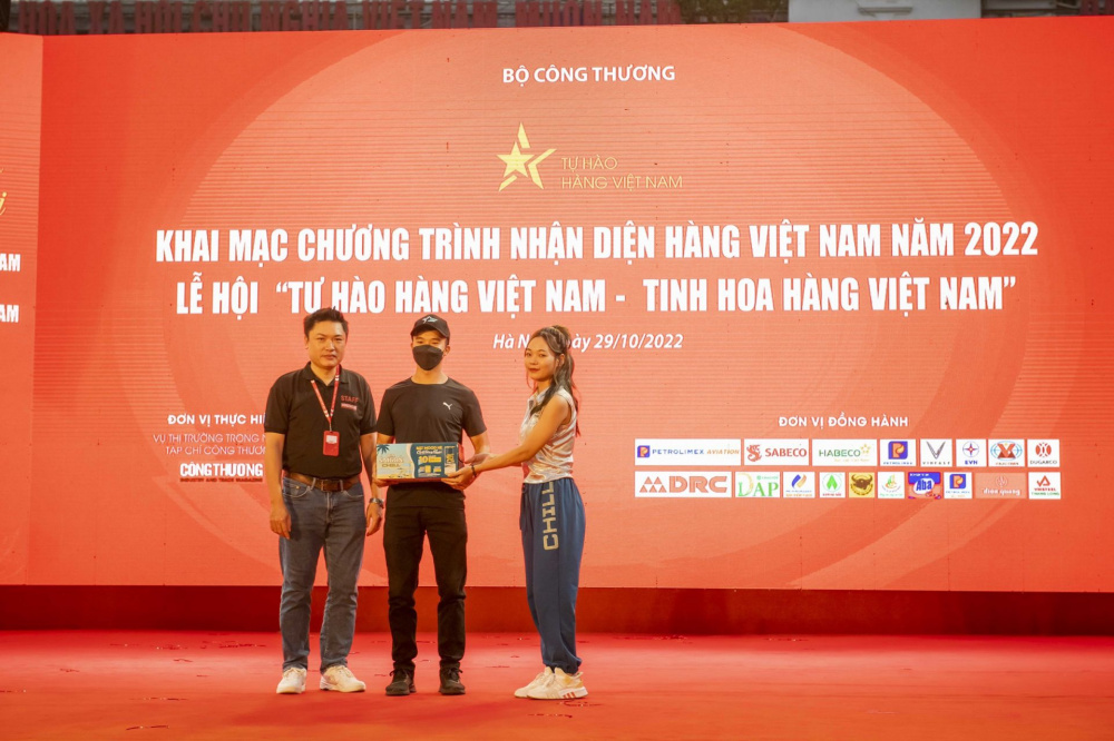 Du khách Thủ đô hào hứng trải nghiệm minigame có thưởng của SABECO