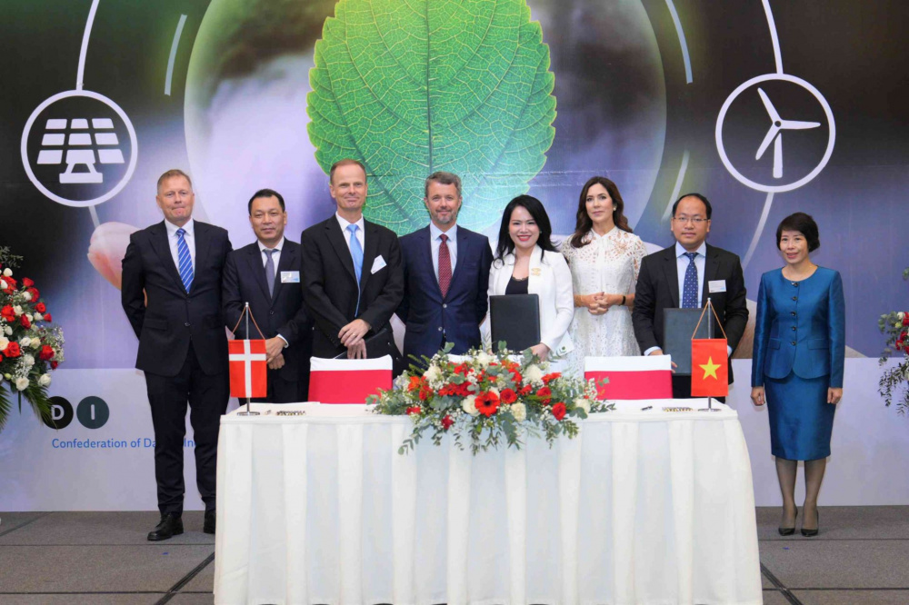 Ông Per Mejnert Kristensen - Chủ tịch Ørsted khu vực Châu Á Thái Bình Dương, Bà Nguyễn Thị Thanh Bình - Phó Tổng Giám đốc Tập đoàn T&T Group, Ông Vũ Quốc Huy - Giám đốc Trung tâm Đổi mới Sáng tạo Quốc gia (NIC) đại diện ký kết biên bản ghi nhớ