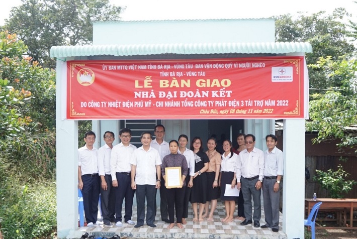 Đoàn bàn giao nhà Đại đoàn kết cho bà Nguyễn Thị Tuyết Nhung, thôn Tân Xuân, xã Bàu Chinh, huyện Châu Đức