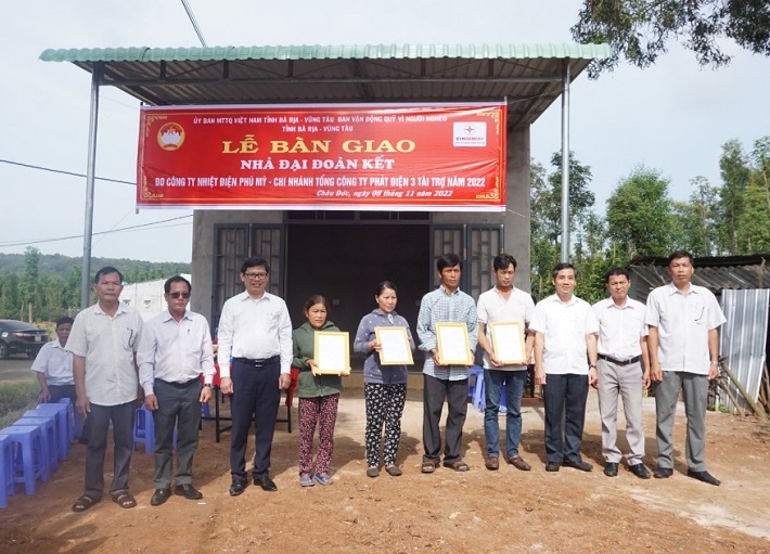 Ông Trần Hữu Thanh - Phó Giám đốc Công ty Nhiệt điện Phú Mỹ trao Quyết định bàn giao nhà cho 04 hộ dân huyện Châu Đức