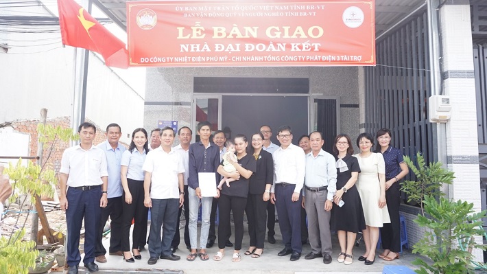 Hộ gia đình tại xã Tân Hoà vui mừng trong ngôi nhà mới