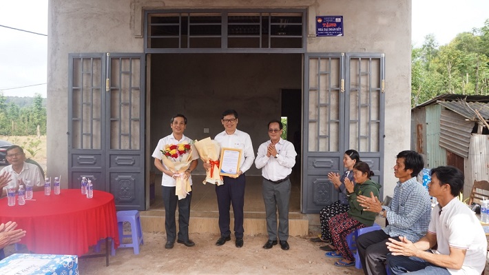 Ông Ngô Kế Toại, đại diện UBMTTQVN tỉnh Bà Rịa – Vũng Tàu trao Thư cảm ơn cho Công ty Nhiệt điện Phú Mỹ